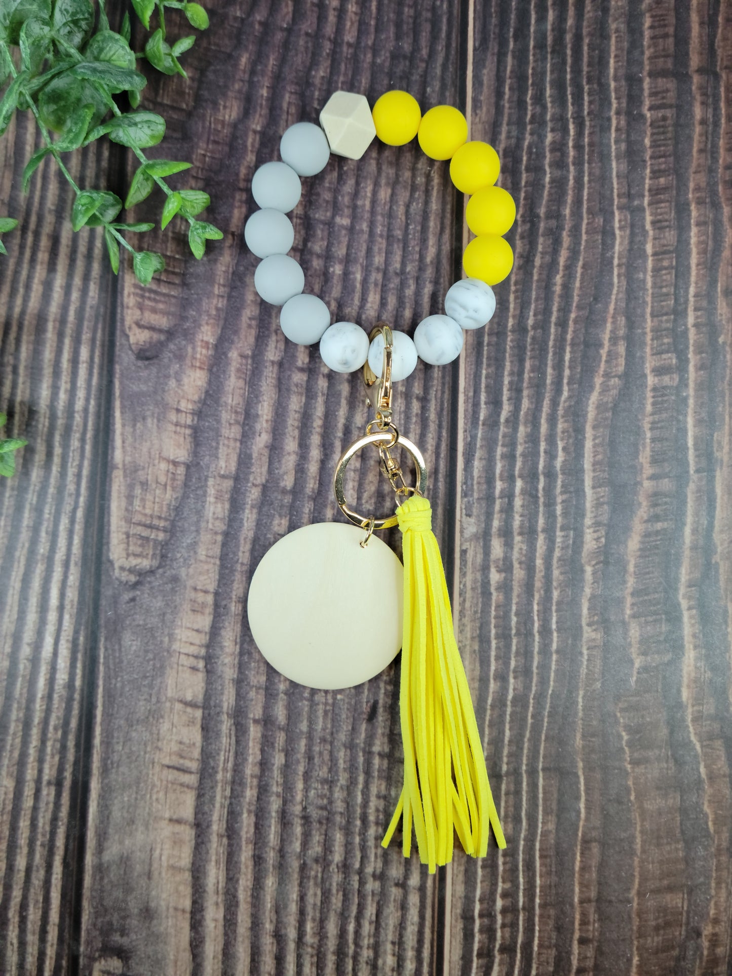 Customizable Silicone beaded wristlet with wood disc, engraved wood disc, keychain, keys, silicone beads