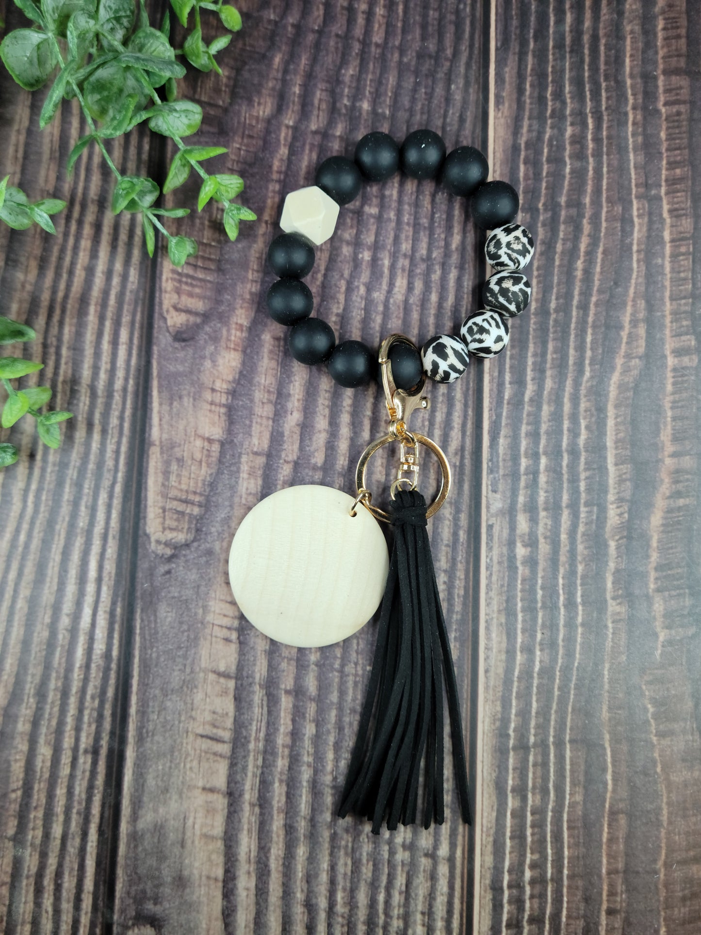 Customizable Silicone beaded wristlet with wood disc, engraved wood disc, keychain, keys, silicone beads