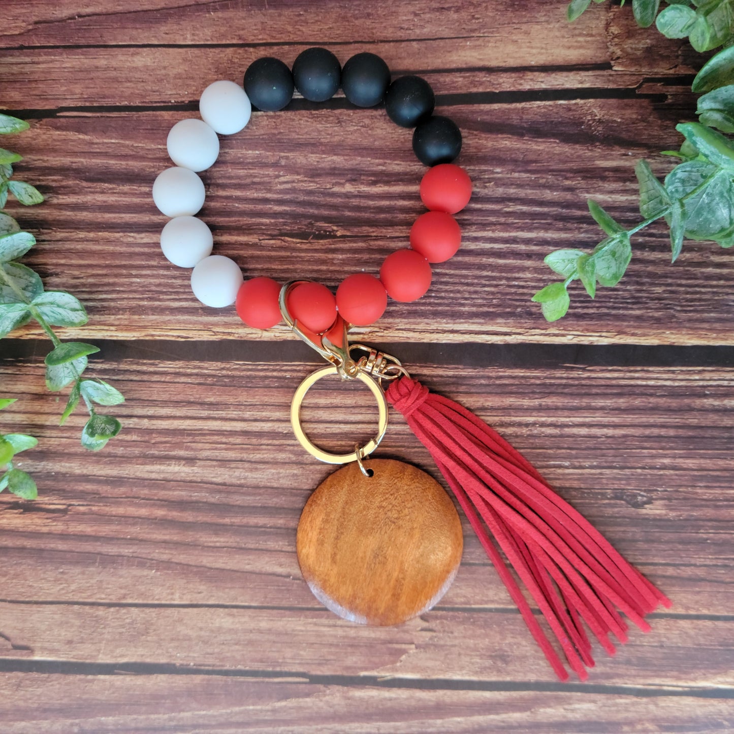 Customizable Silicone beaded wristlet with wood disc, engraved wood disc, keychain, keys, silicone beads